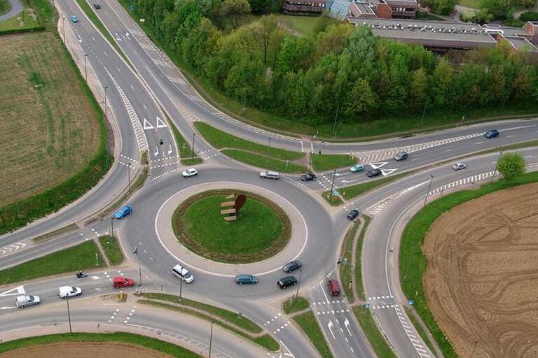 rond-point avec voitures illustrant l'évolution des plans d’investissements communaux – PIC
